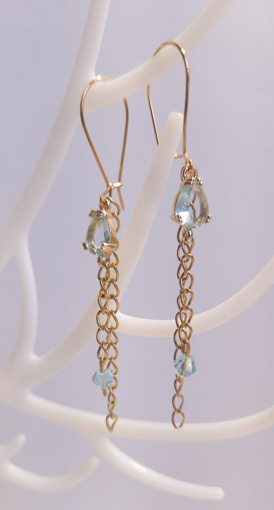 Détail des chaînes fines dorées des boucles Nébuleuse, 7 cm, verre bleu clair