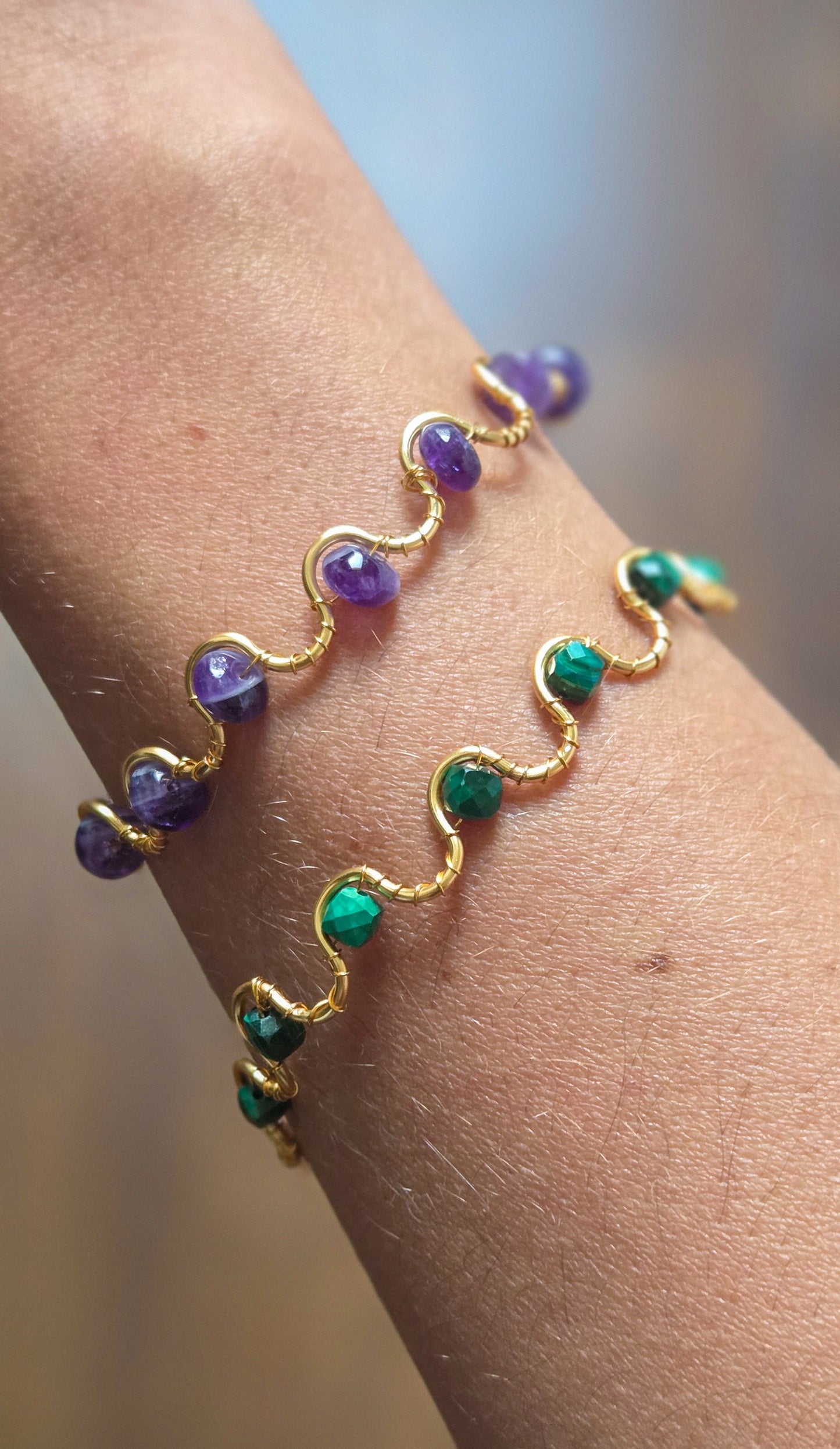 Bracelets Wave Améthyste et Malachite porté