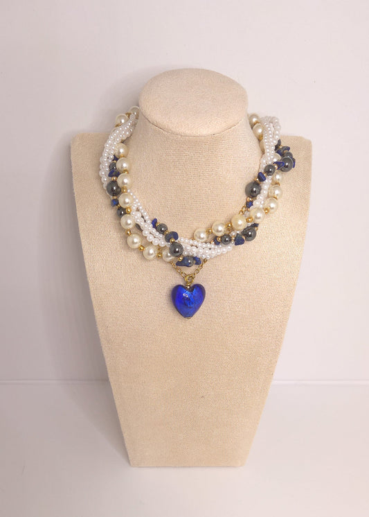 Collier Dame de cœur bleu, style imposant et royal, multi-rangs doré et pierres, créateur Naash Jewelry