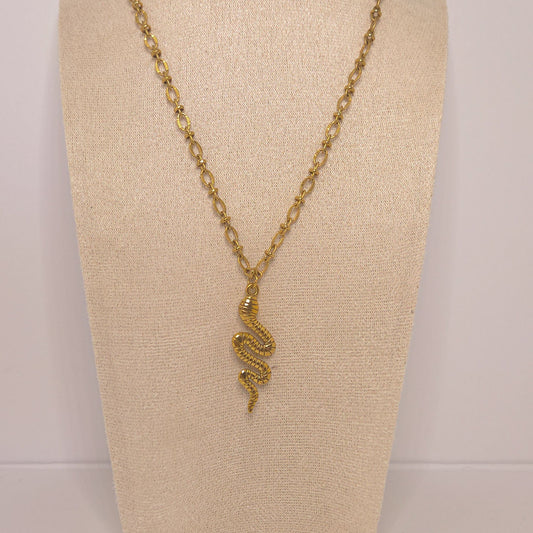 Détail pendentif serpent collier acier symbolique