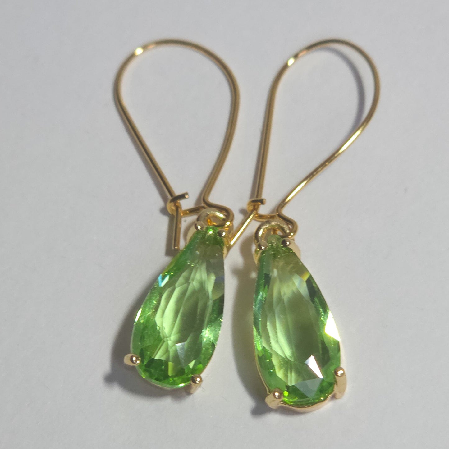 Détail de la fixation en plaqué or des boucles Aube verte, 4,5 cm, créateur Naash Jewelry