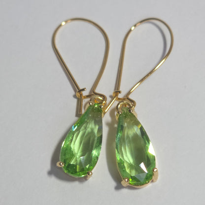 Détail de la fixation en plaqué or des boucles Aube verte, 4,5 cm, créateur Naash Jewelry
