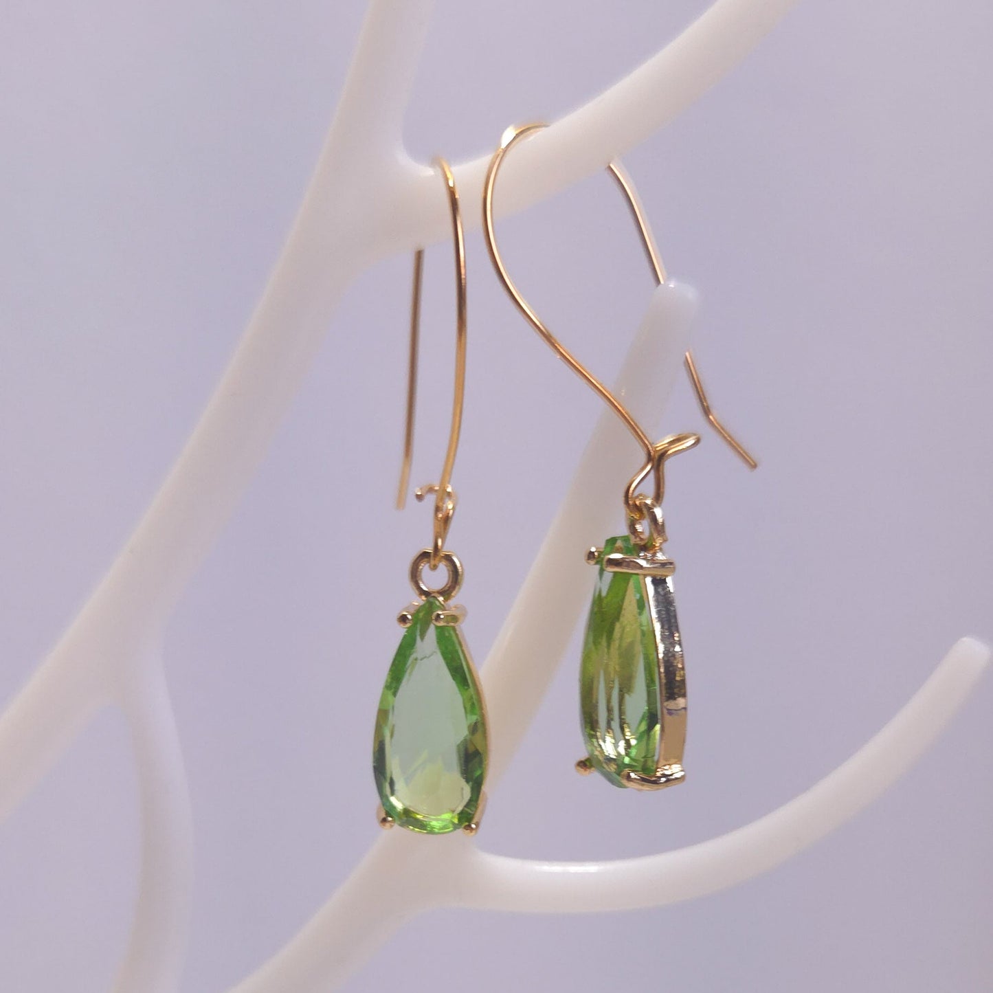 Boucles d’oreilles Aube verte, style élégant, doré et vert, créateur Naash Jewelry