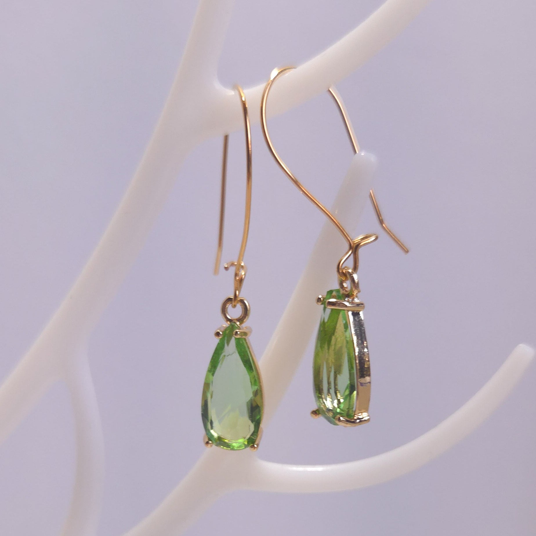 Boucles d’oreilles Aube verte, style élégant, doré et vert, créateur Naash Jewelry