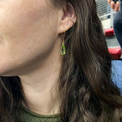 Boucles d’oreilles Aube verte portées, vue latérale, mouvement et lumière, créateur Naash Jewelry