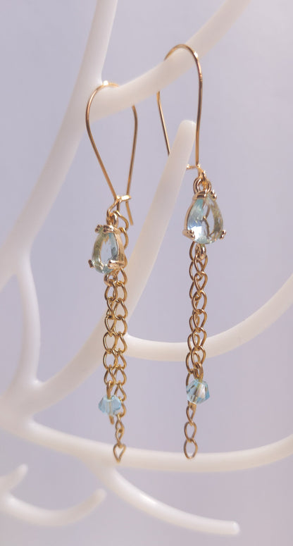 Détail des chaînes fines dorées des boucles Nébuleuse, 7 cm, verre bleu clair