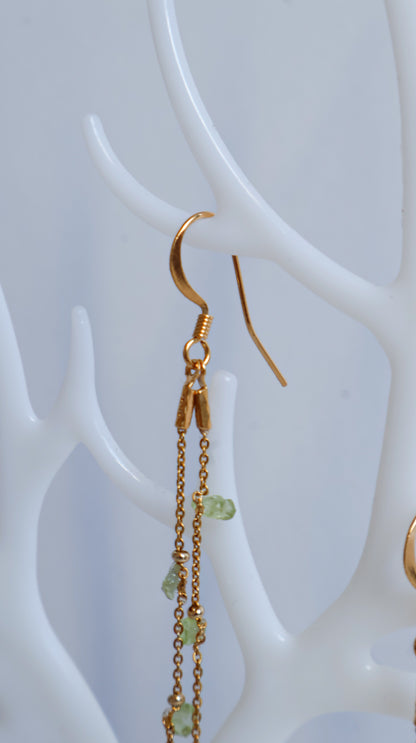 Modèle Nymphéa, crochet et apprêt en plaqué or 18K, chaîne  et perles en acier inoxydable 316L doré et pierres naturelles de Péridot