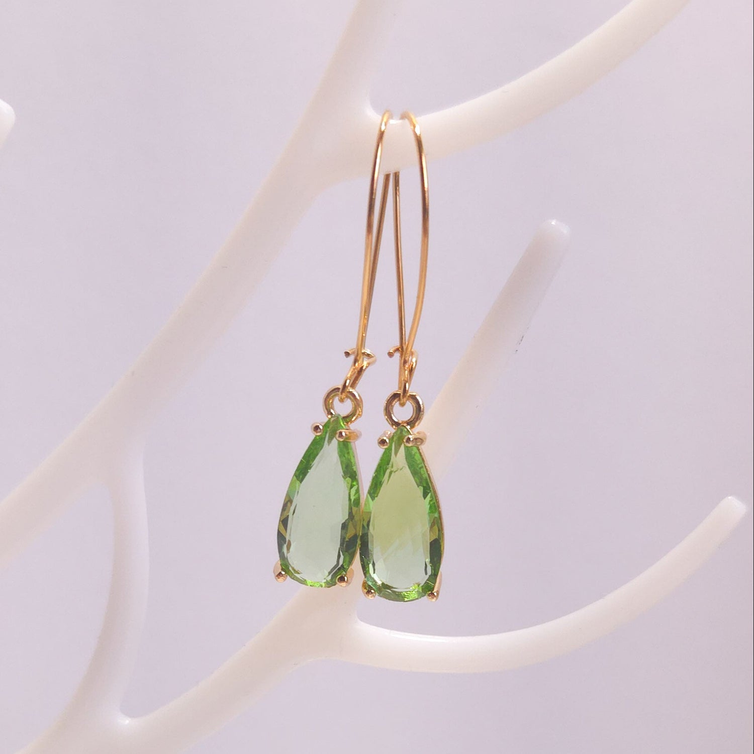 Boucles d’oreilles Aube verte doré et verre vert en forme de goutte, 4,5 cm, créateur Naash Jewelry