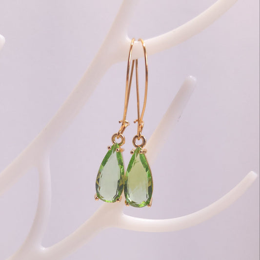Boucles d’oreilles Aube verte doré et verre vert en forme de goutte, 4,5 cm, créateur Naash Jewelry
