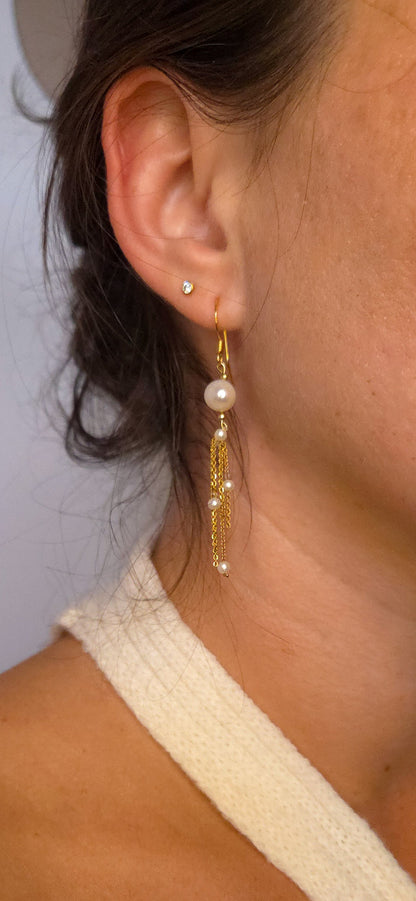 Boucles d'oreilles Méduse en perles d'eau douce portée