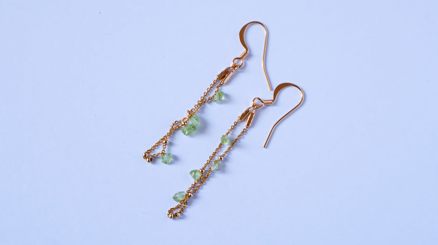 Boucles Nymphéa pendantes en acier inoxydables 316L dorée, perles dorées acier et pierres naturelles de Péridot