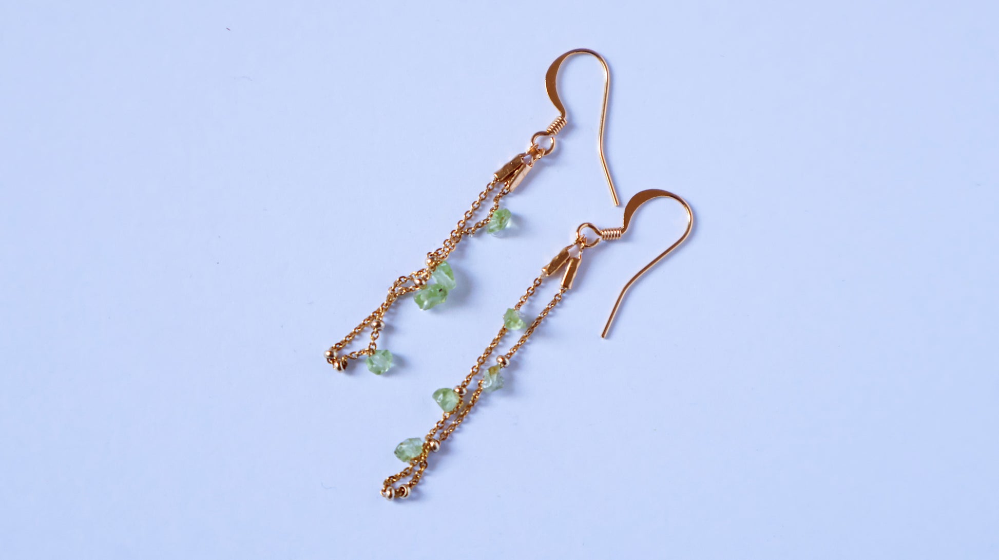 Boucles Nymphéa pendantes en acier inoxydables 316L dorée, perles dorées acier et pierres naturelles de Péridot