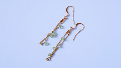 Boucles Nymphéa pendantes en acier inoxydables 316L dorée, perles dorées acier et pierres naturelles de Péridot