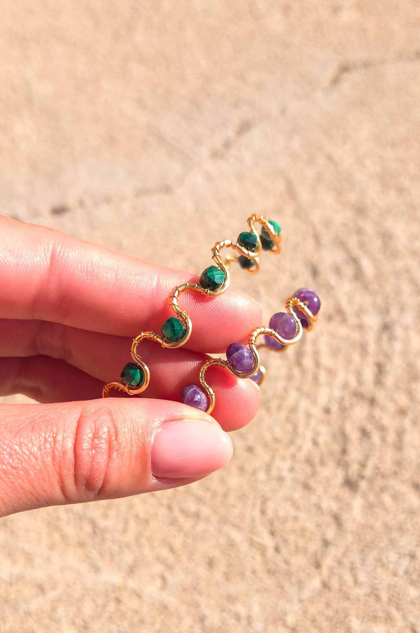 Deux modèles pour les bracelets wave, améthyste et malachite