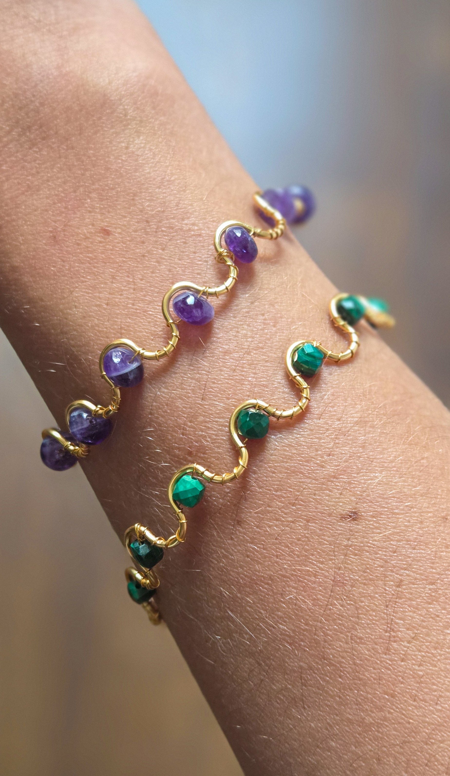 Bracelets Wave Améthyste et Malachite porté