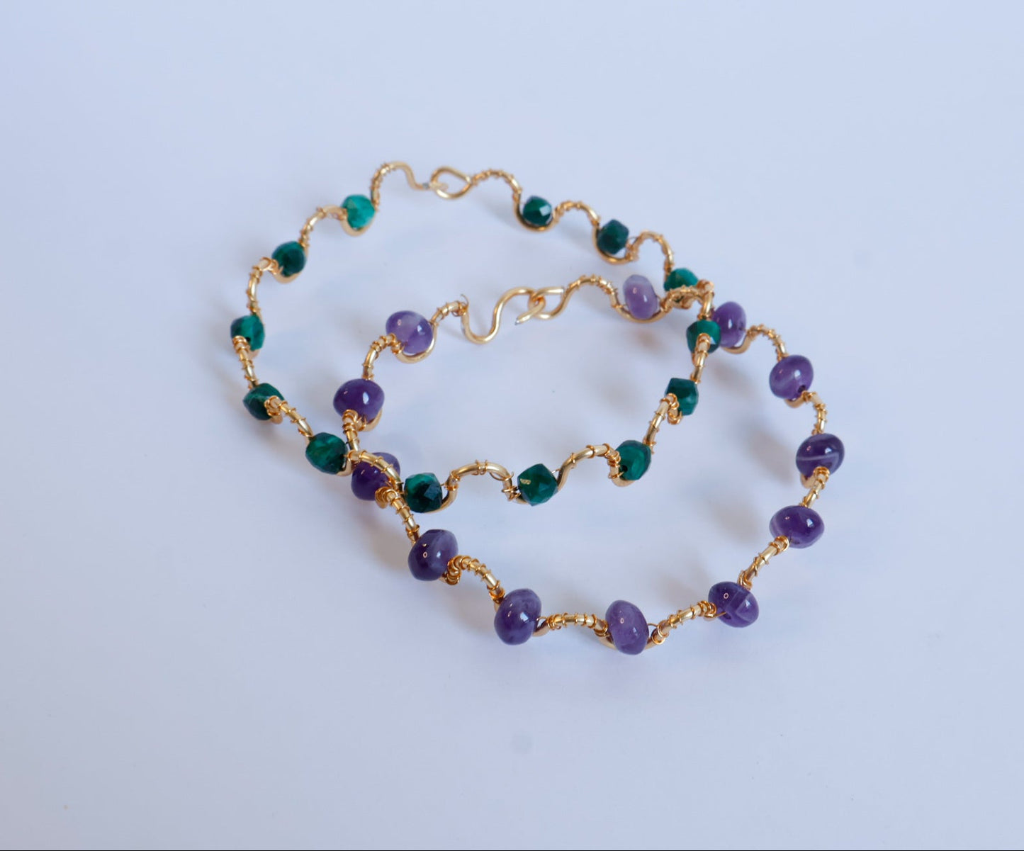 Deux modèles wave en plaqué or, améthyste et malachite