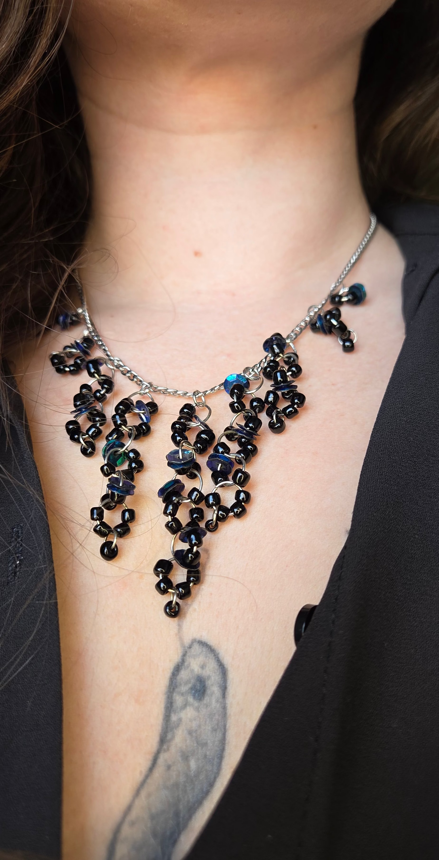 Collier en cascade de perle Raven sur cou