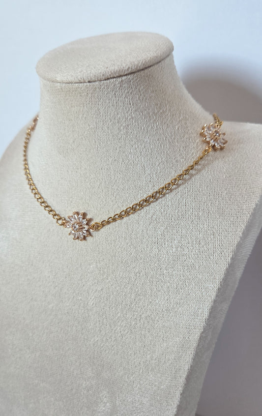 Collier Éclosion doré ras de cou avec fleurs zircon Naash Jewelry