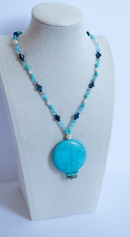 Collier inspiré de la mer et de ses différentes nuances de bleues