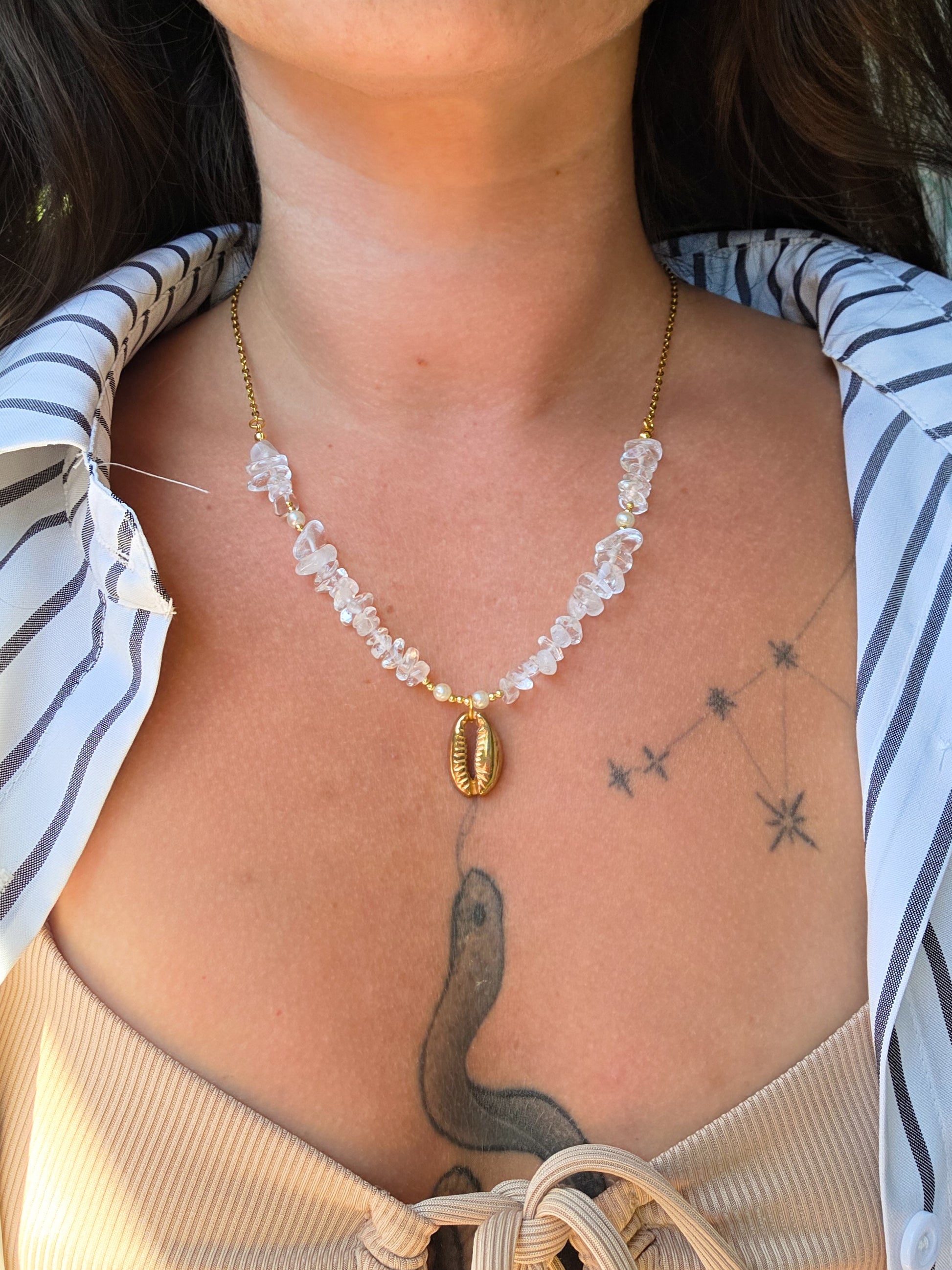 Collier Néréides en quartz cristal transparent porté sur modèle