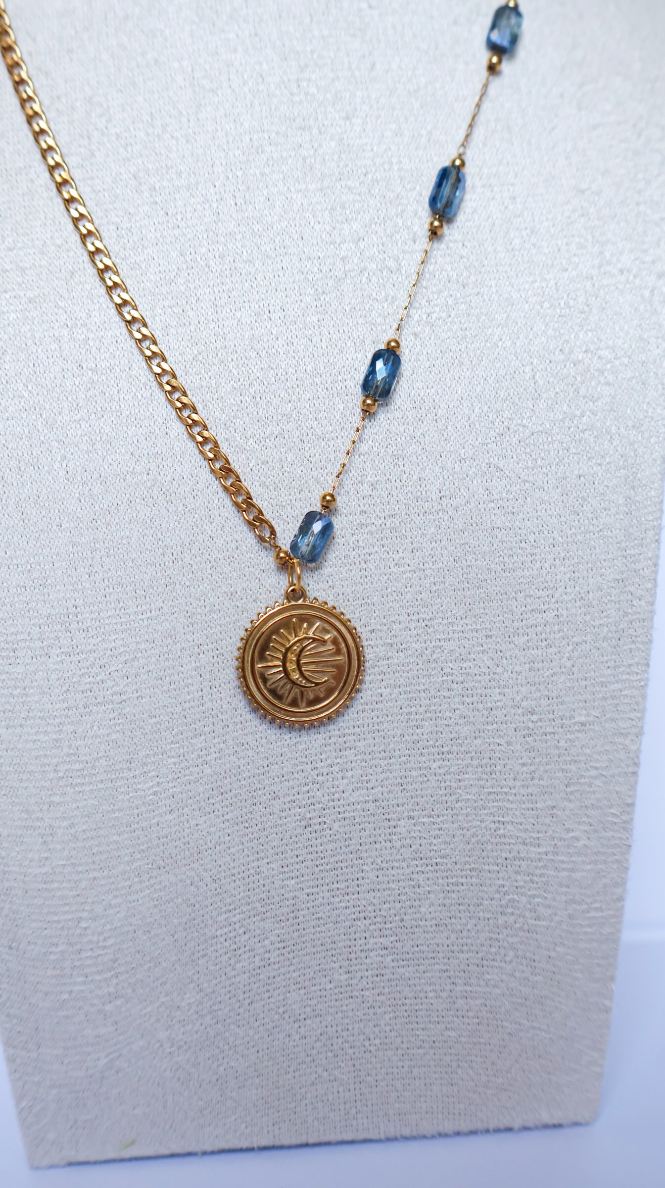 Pendentif doré motif soleil et lune