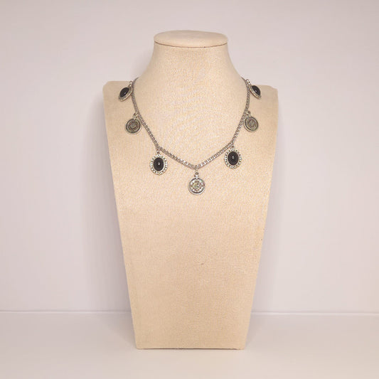Collier Ysabella en plaqué argent avec 7 médaillons ronds et ovales, pierres noires et gravures, chaîne 42 cm, créateur Naash Jewelry