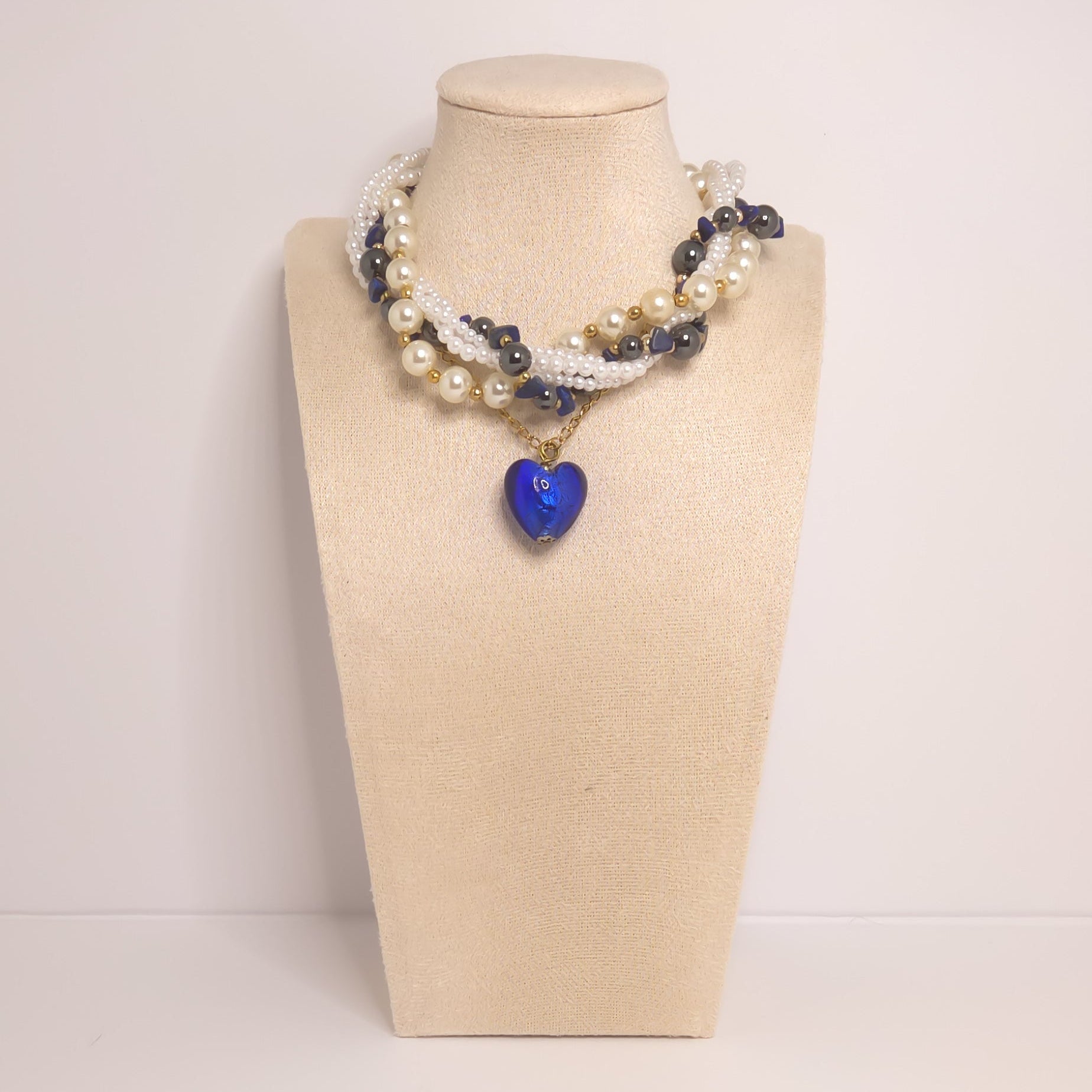 Collier imposant multi-rangs Dame de cœur bleu, perles blanches et crème, hématite et lapis-lazuli, pendentif cœur bleu roi, créateur Naash Jewelry