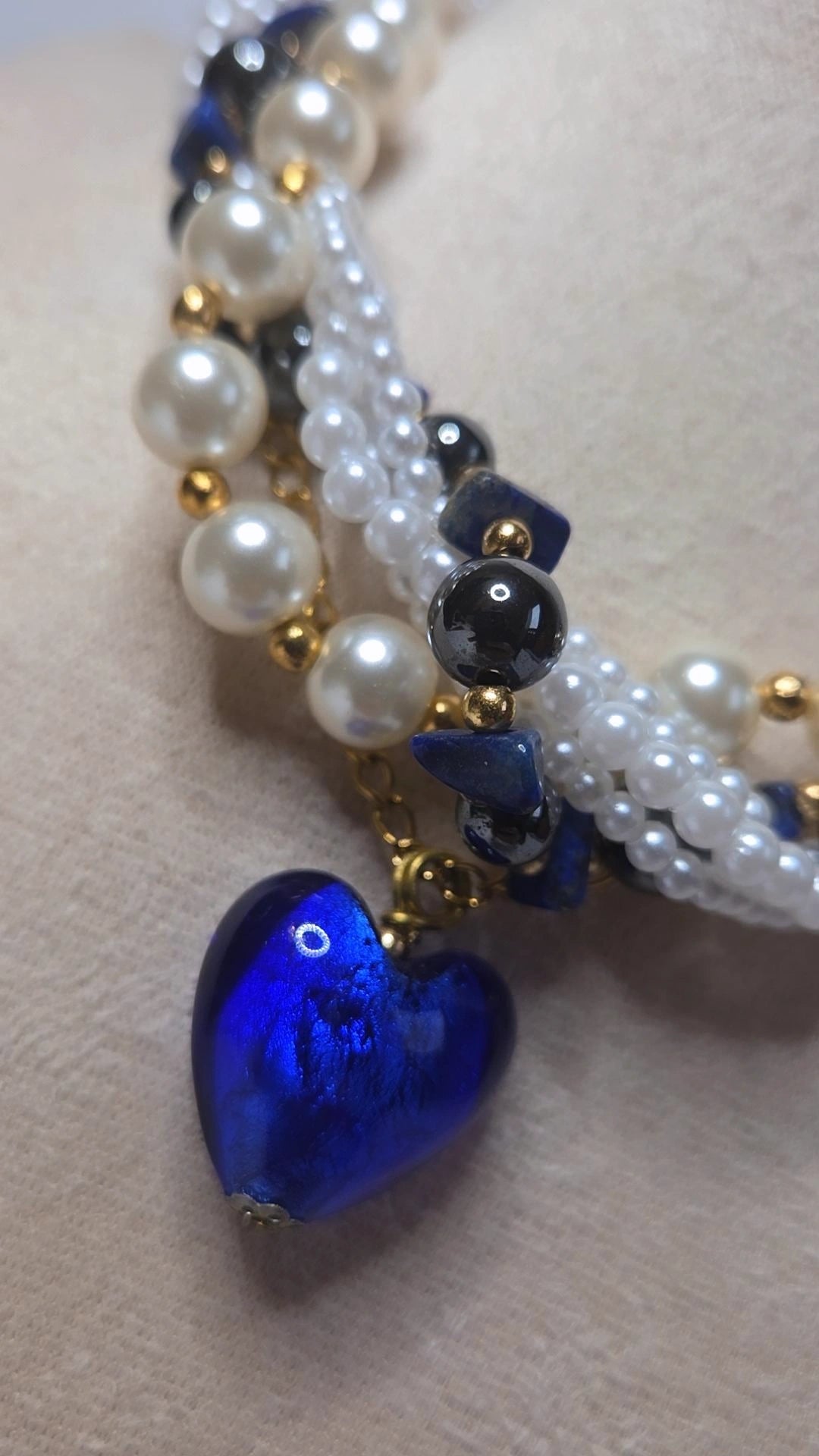 Gros plan sur pendentif cœur bleu roi en verre Murano du collier Dame de cœur bleu, multi-rangs doré