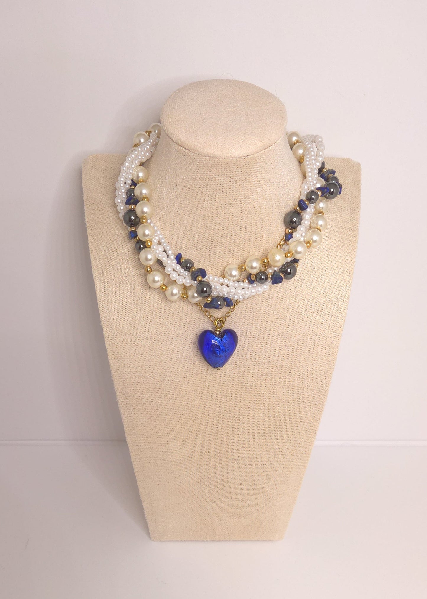 Collier Dame de cœur bleu, style imposant et royal, multi-rangs doré et pierres, créateur Naash Jewelry