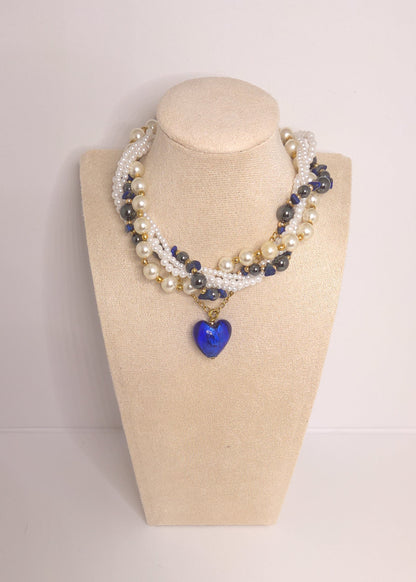Collier Dame de cœur bleu, style imposant et royal, multi-rangs doré et pierres, créateur Naash Jewelry
