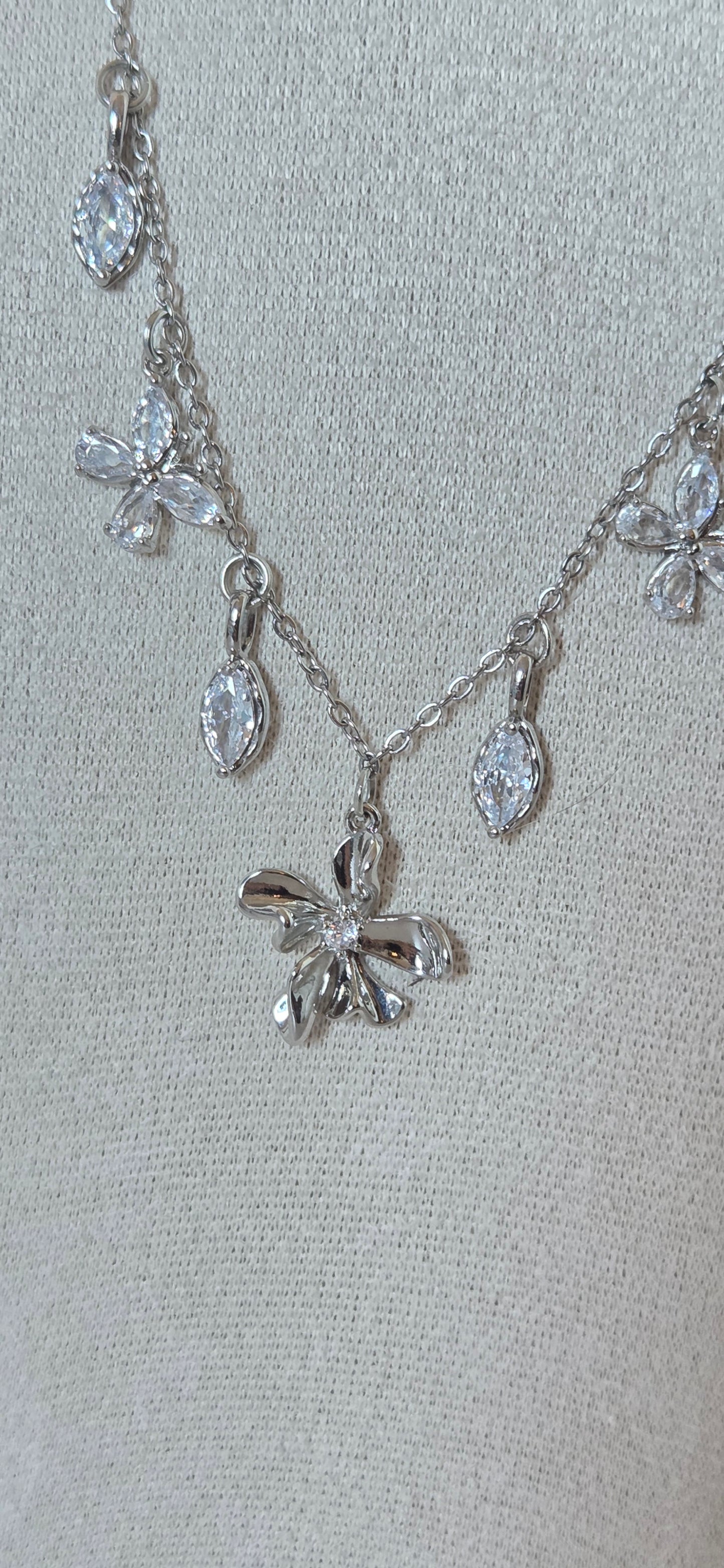 Pampilles mobiles du collier Nivale reflétant la lumière