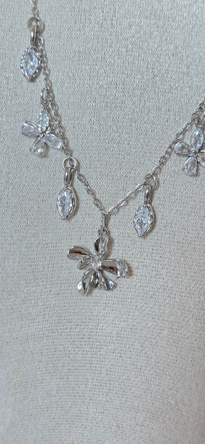 Pampilles mobiles du collier Nivale reflétant la lumière