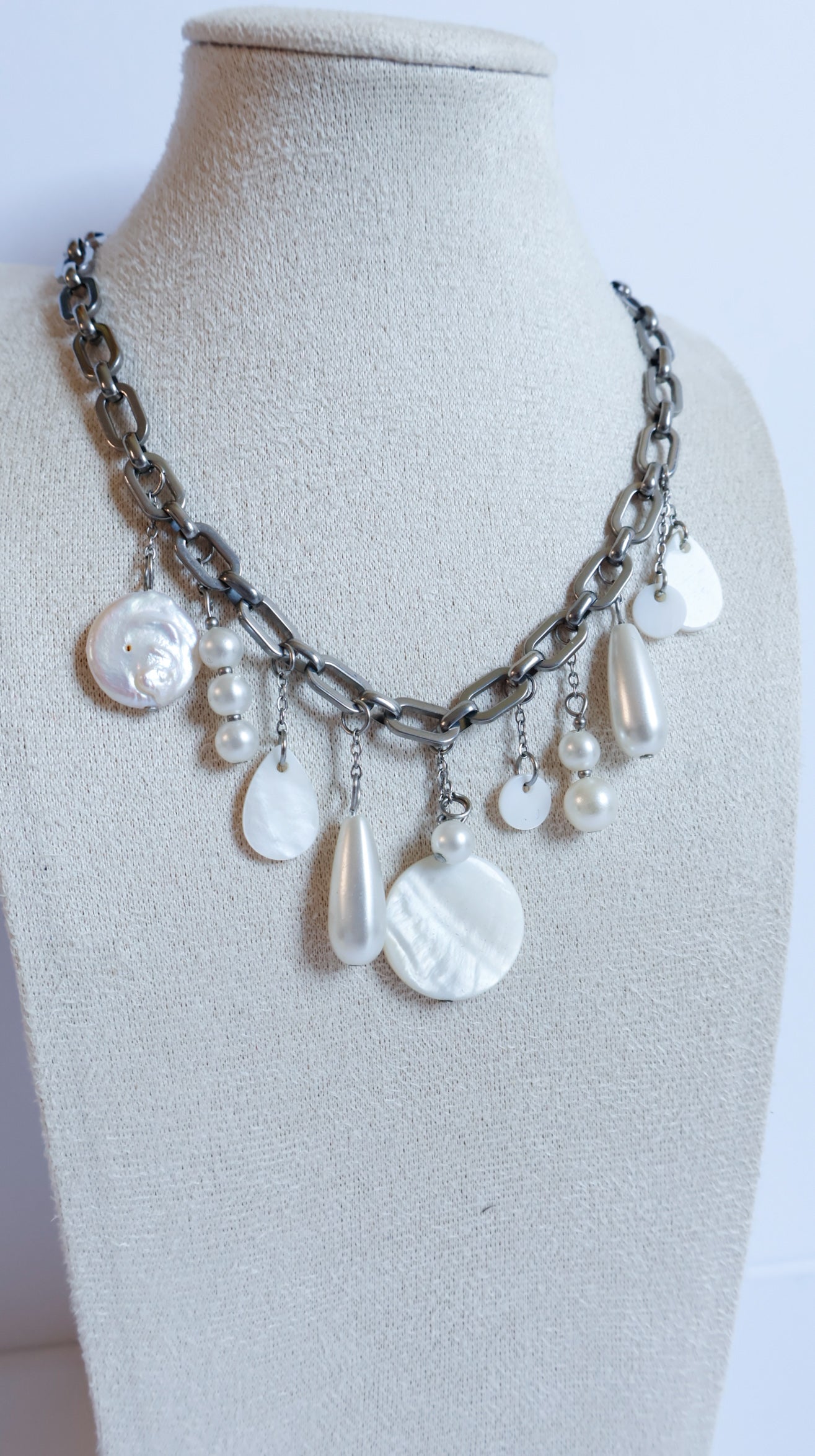 Collier océan sauvage en acier argent avec coquillage, nacres, perles