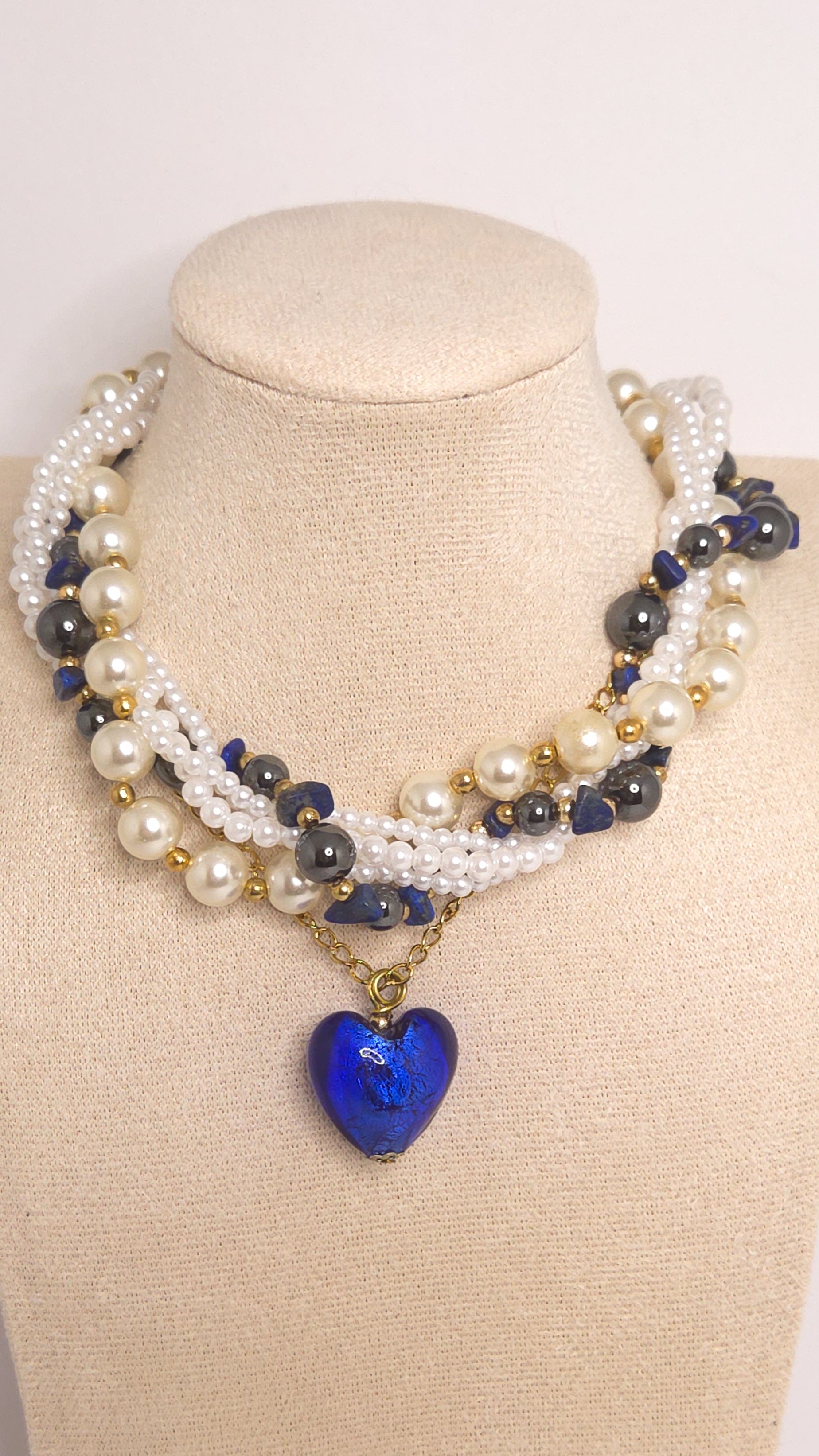 Détail des perles blanches, crème et dorées, hématite et lapis-lazuli du collier Dame de cœur bleu