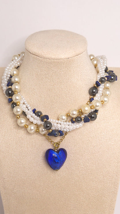 Détail des perles blanches, crème et dorées, hématite et lapis-lazuli du collier Dame de cœur bleu