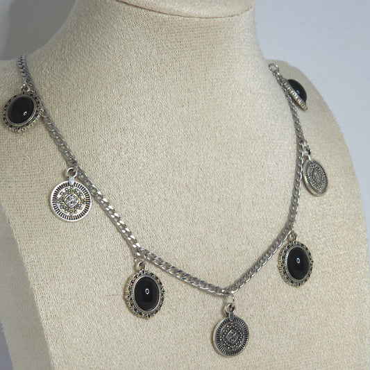 Gros plan sur médaillons gravés en plaqué argent du collier Ysabella, style victorien