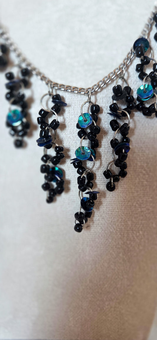 Détail cascade perles et sequins collier Raven assemblé main