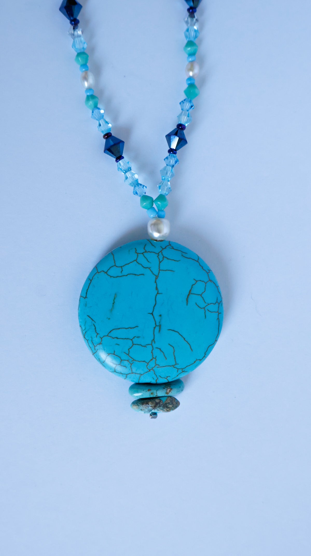 Détail des perles d'eau douce, cristaux bleus et pierre turquoise du collier Julliet