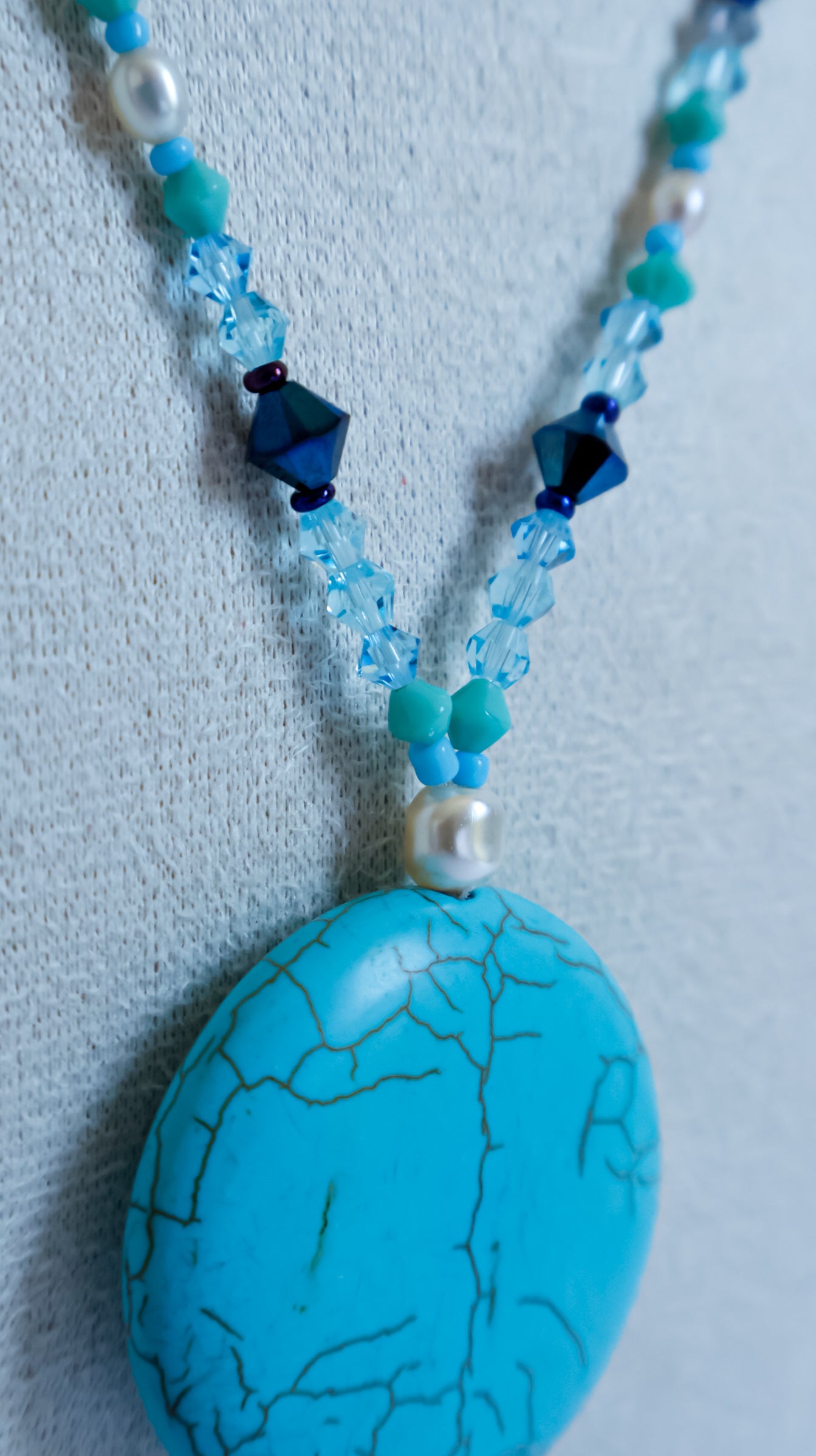Gros plan sur la turquoise, les perles d'eau douce et les perles cristal