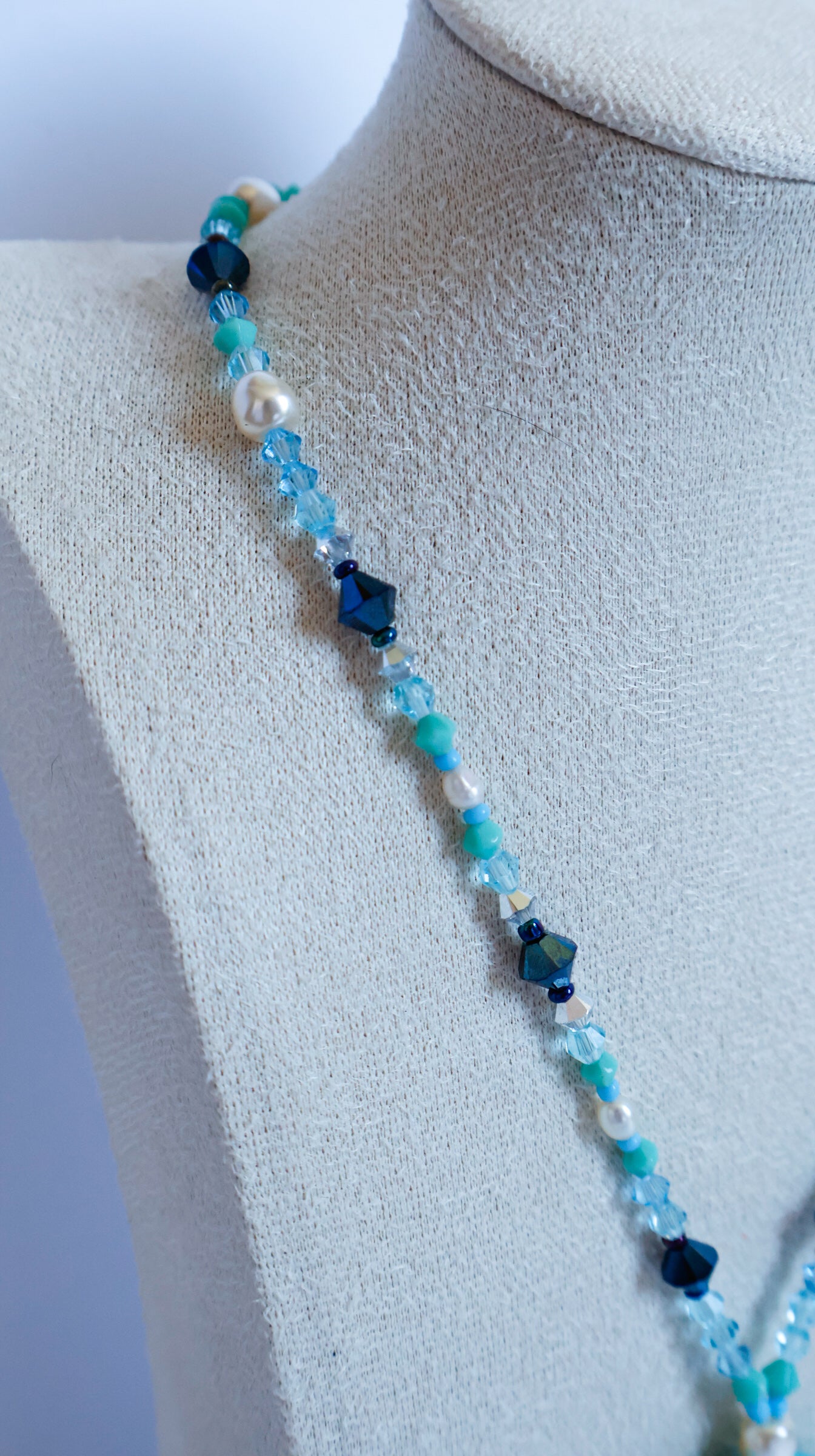 Reflets des cristaux bleus et de la turquoise du collier July