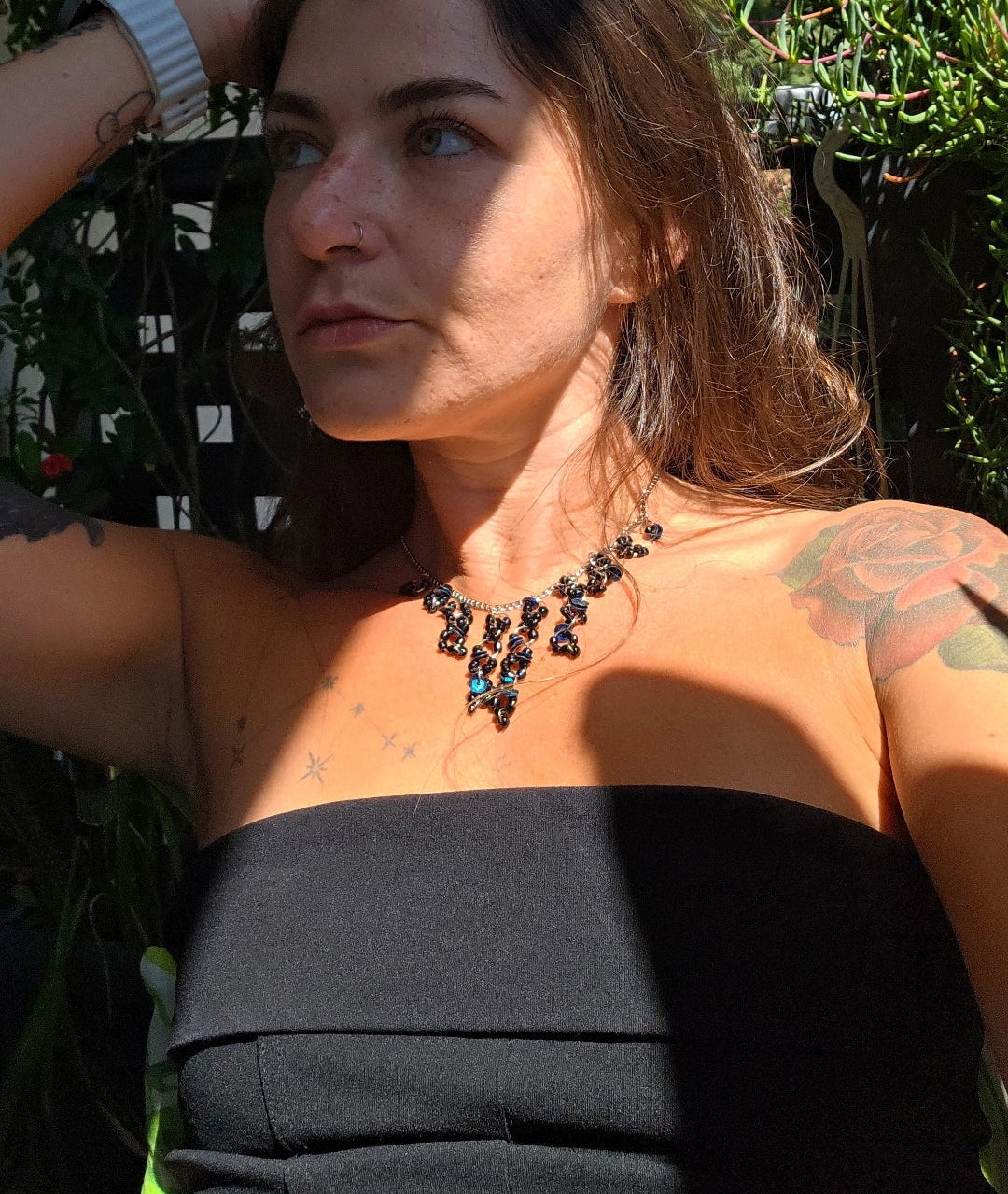 Collier raven porté sur modèle, reflet bleu