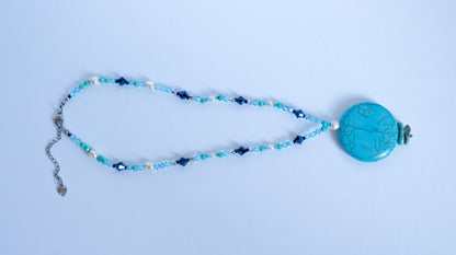 Chaque perle composant juillet a été sélectionnée puis assemblée à la main afin de créer un dégradé harmonieux de couleurs et de textures. L'équilibre entre les cristaux, les perles d'eau douce et la pierre centrale a fait l'objet d'un travail minutieux pour offrir une composition naturelle et lumineuse.