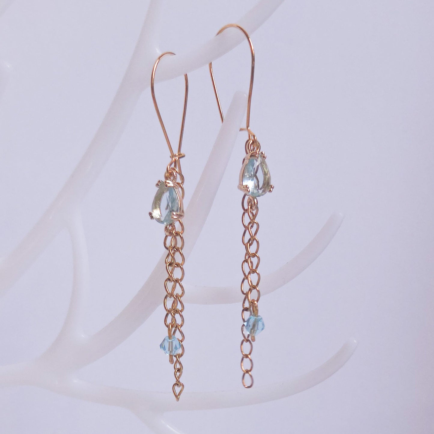 Boucles d’oreilles Nébuleuse doré et verre bleu clair, pendantes fines 7 cm, créateur Naash Jewelry