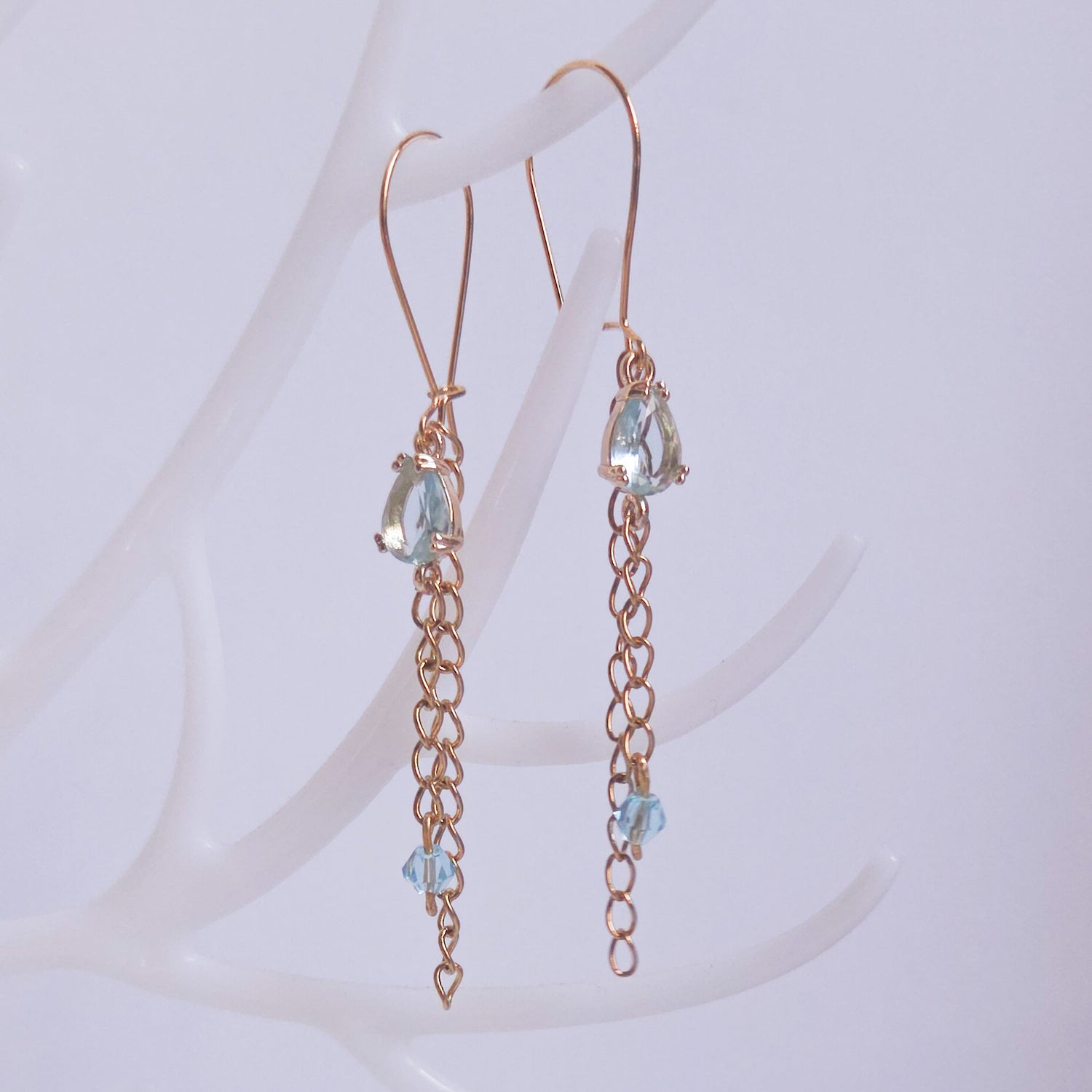 Boucles d’oreilles Nébuleuse doré et verre bleu clair, pendantes fines 7 cm, créateur Naash Jewelry