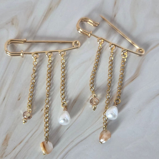 Broche Aurore dorée chaînes et perles élégante Naash Jewelry