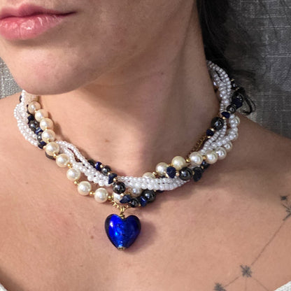 Collier Dame de cœur bleu porté, style imposant et royal, multi-rangs doré et pierres, créateur Naash Jewelry