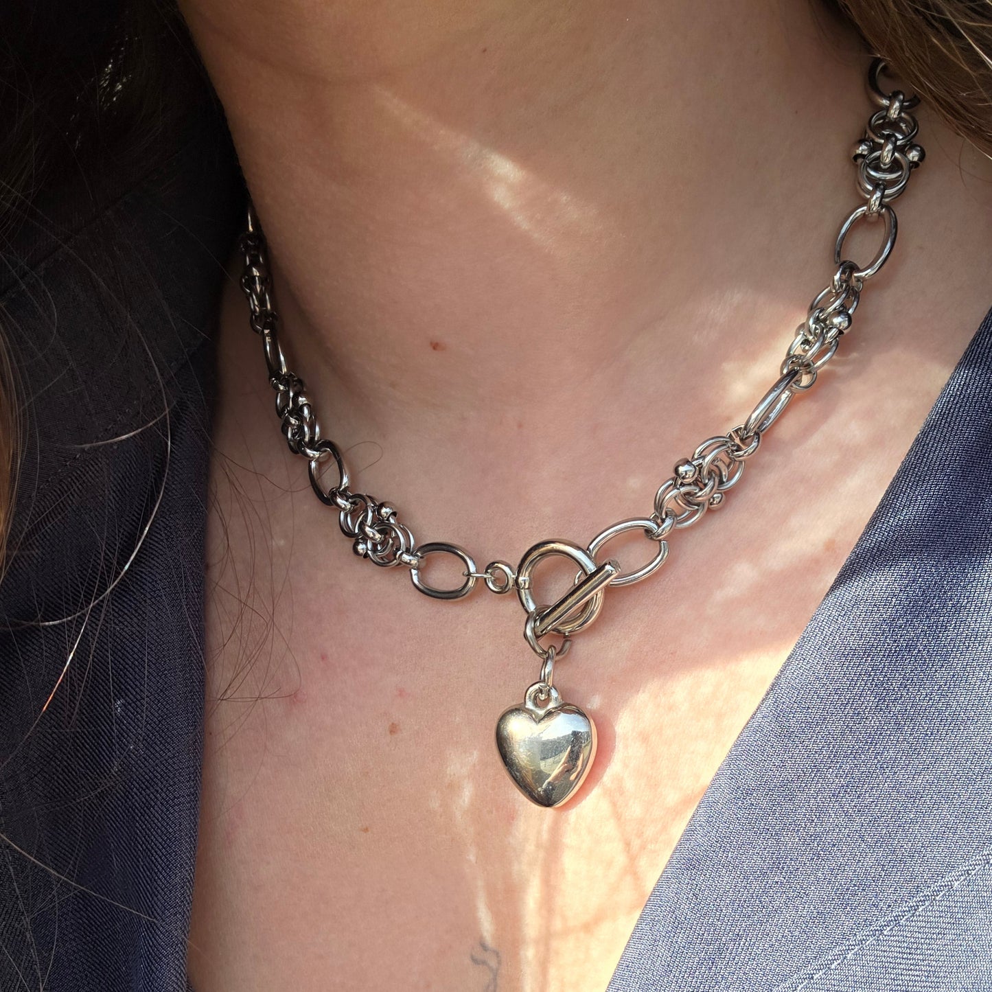 Collier ras de cou heartbreaker porté