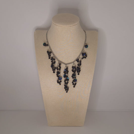 Collier Raven noir et reflets bleu-vert avec cascade de perles et sequins Naash Jewelry