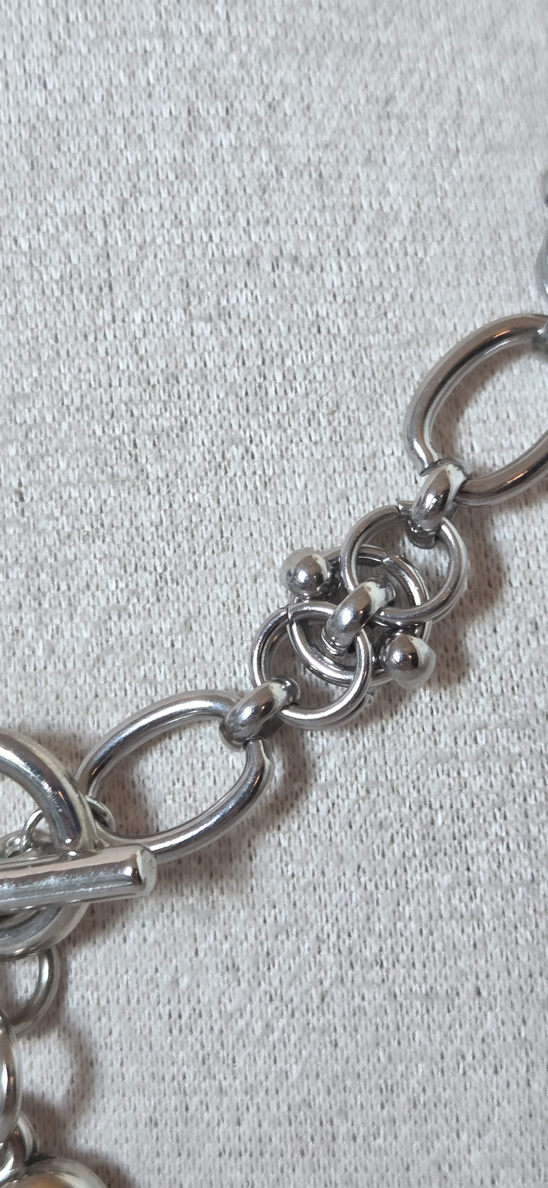 Détail maillons larges collier Heartbreaker