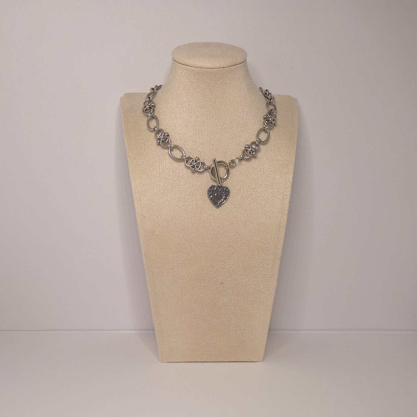 Collier Heartbreaker porté ras de cou bijou fort